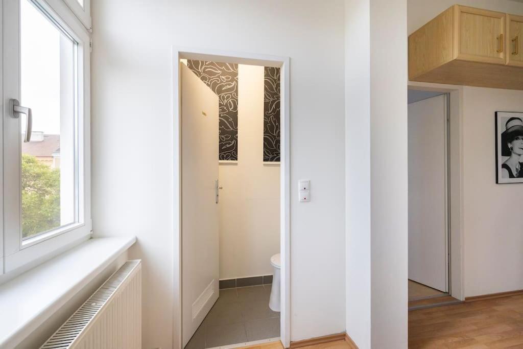 Beautiful 1 Bedroom Apartment Near Schoenbrunn Вена Экстерьер фото